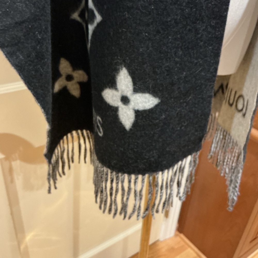 NWOT Louis Vuitton Monogram Black and White Cashmere Shawl Scarf, 170 x 45 cm - Picture 3 of 6